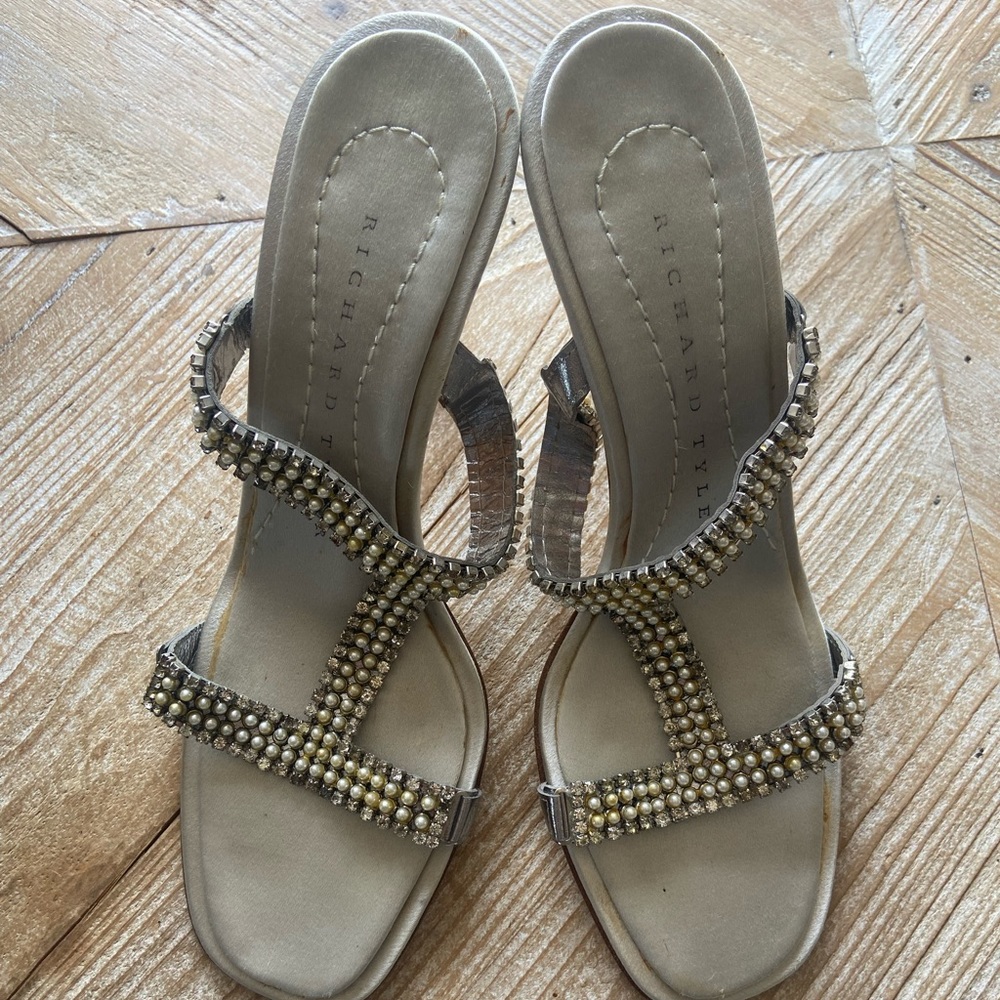 Richard Tyler heels. Silver with pearl details. Made in Italy. Genuine leather